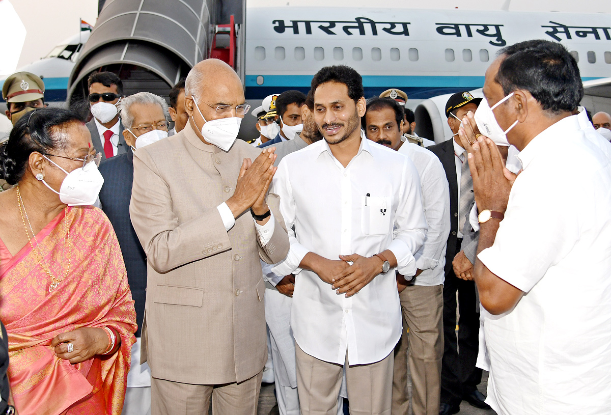 CM YS Jagan Receive President Ram Nath Kovind Vizag  - Sakshi11