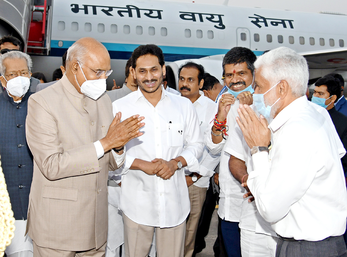 CM YS Jagan Receive President Ram Nath Kovind Vizag  - Sakshi12