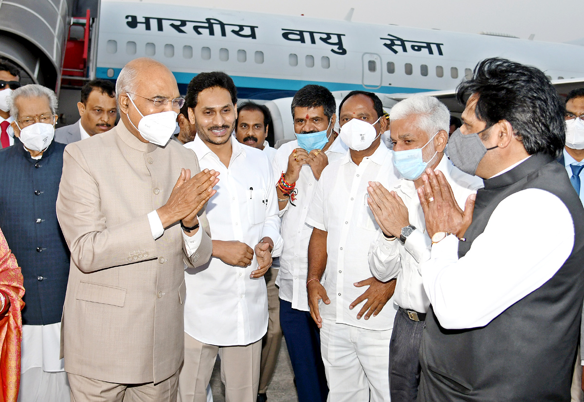 CM YS Jagan Receive President Ram Nath Kovind Vizag  - Sakshi13