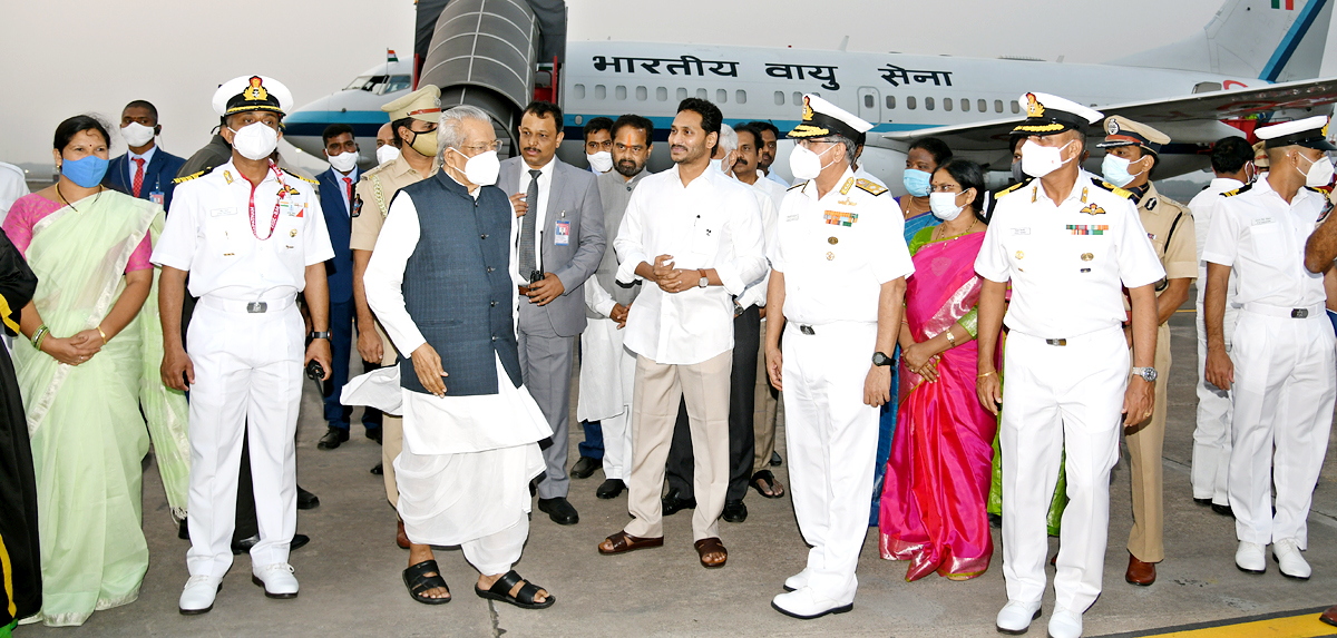 CM YS Jagan Receive President Ram Nath Kovind Vizag  - Sakshi15