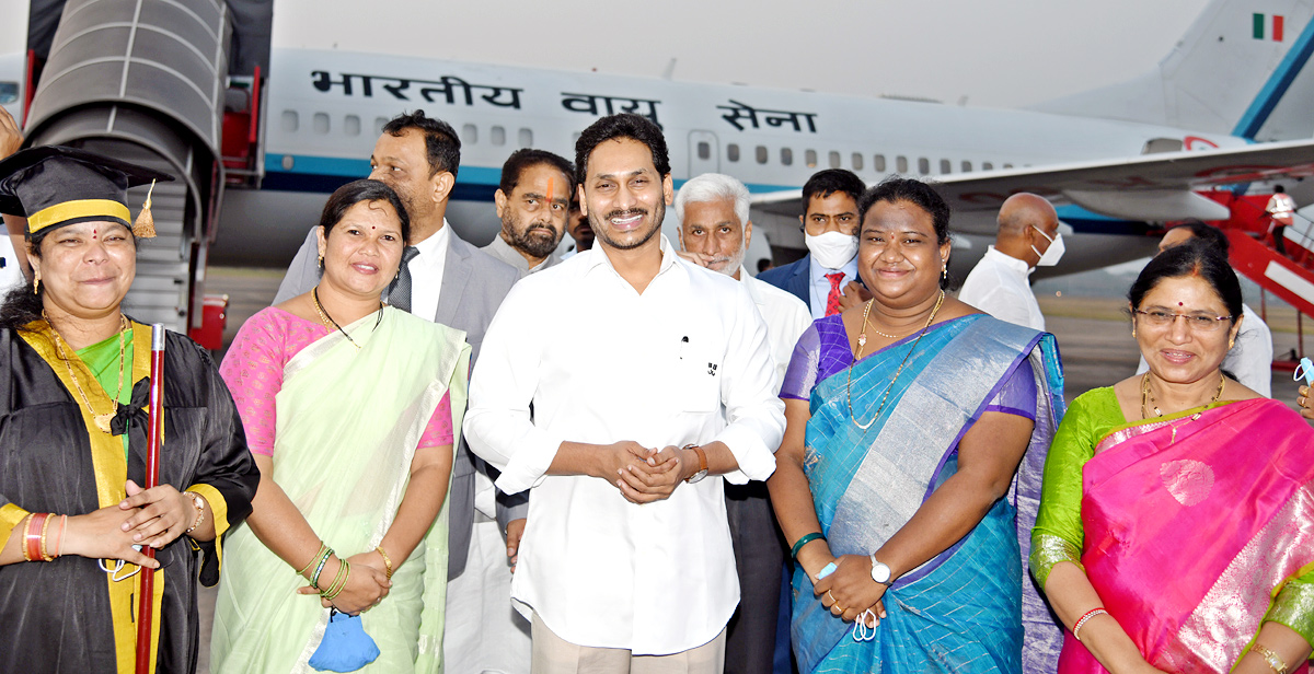 CM YS Jagan Receive President Ram Nath Kovind Vizag  - Sakshi16