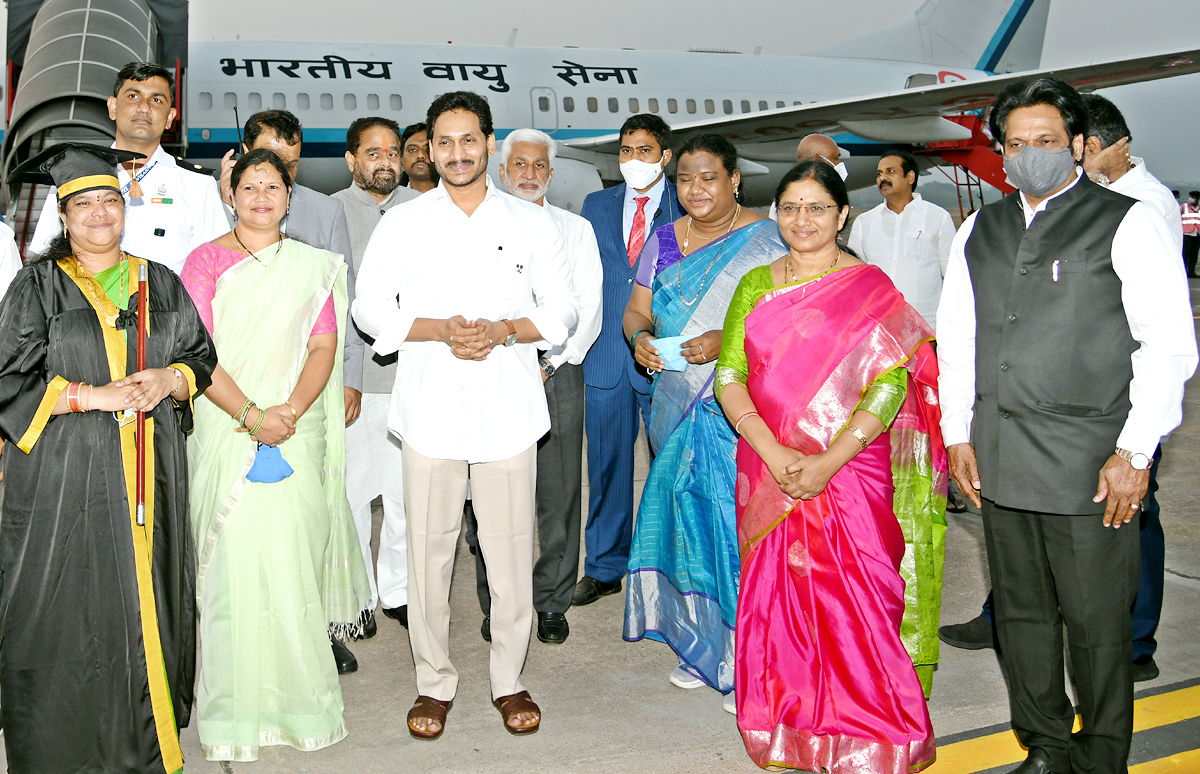 CM YS Jagan Receive President Ram Nath Kovind Vizag  - Sakshi17