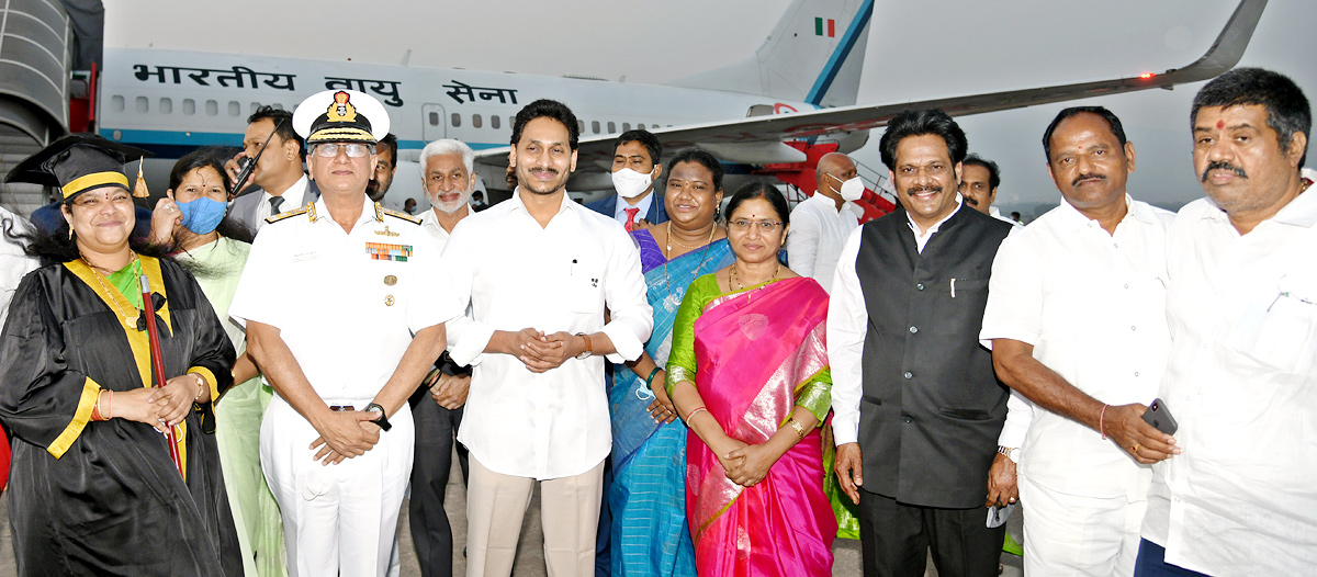 CM YS Jagan Receive President Ram Nath Kovind Vizag  - Sakshi18