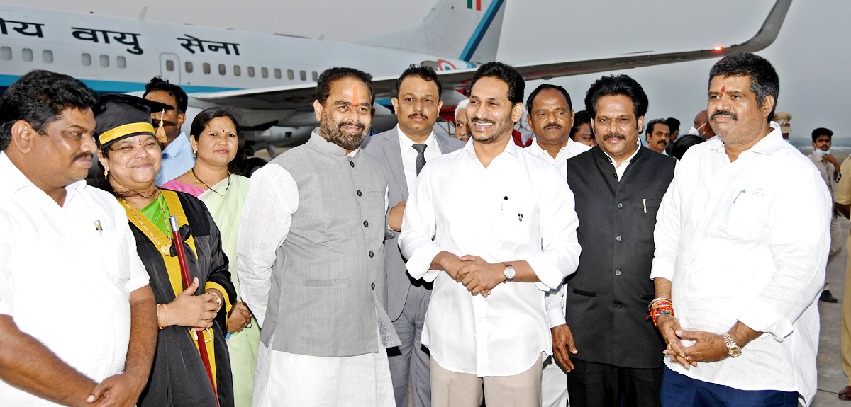 CM YS Jagan Receive President Ram Nath Kovind Vizag  - Sakshi19