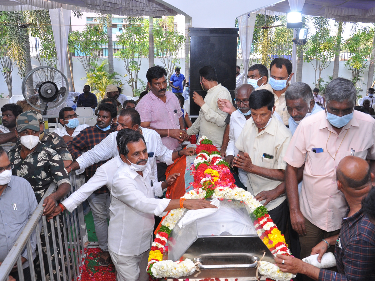 Mekapati Goutham Reddy: Condolence Pour In Nellore Photo Gallery - Sakshi84