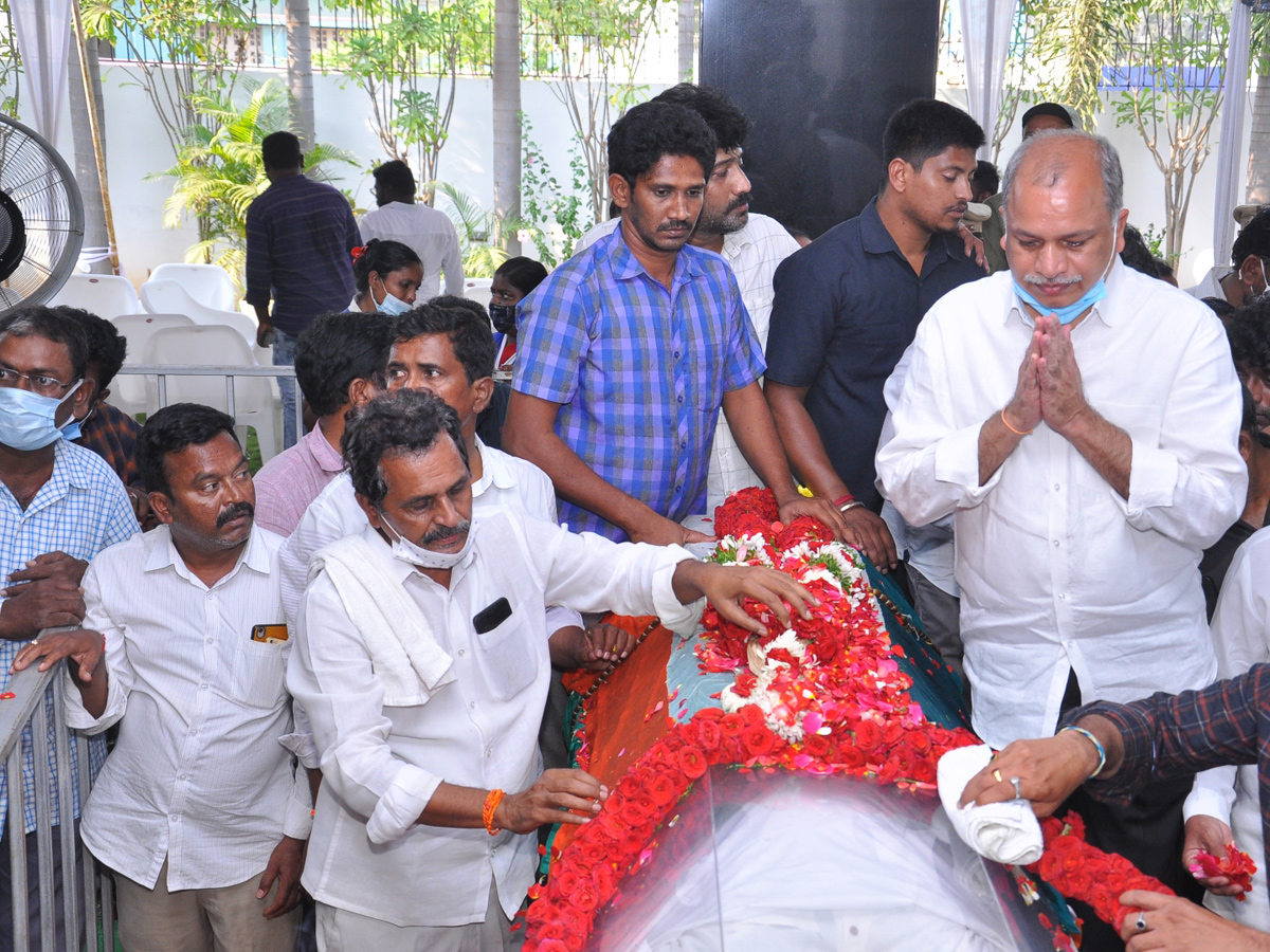 Mekapati Goutham Reddy: Condolence Pour In Nellore Photo Gallery - Sakshi88