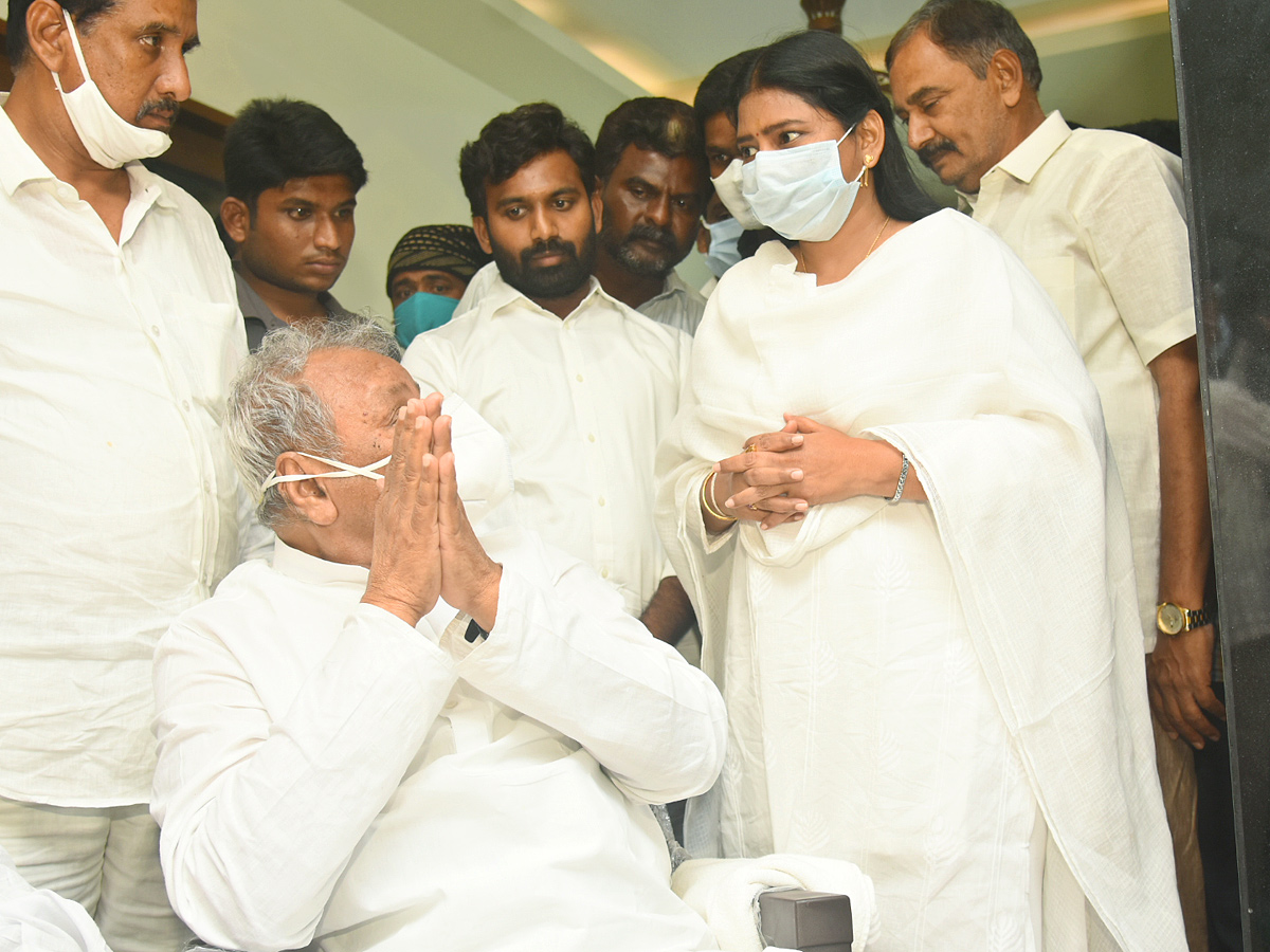 Mekapati Goutham Reddy: Condolence Pour In Nellore Photo Gallery - Sakshi70