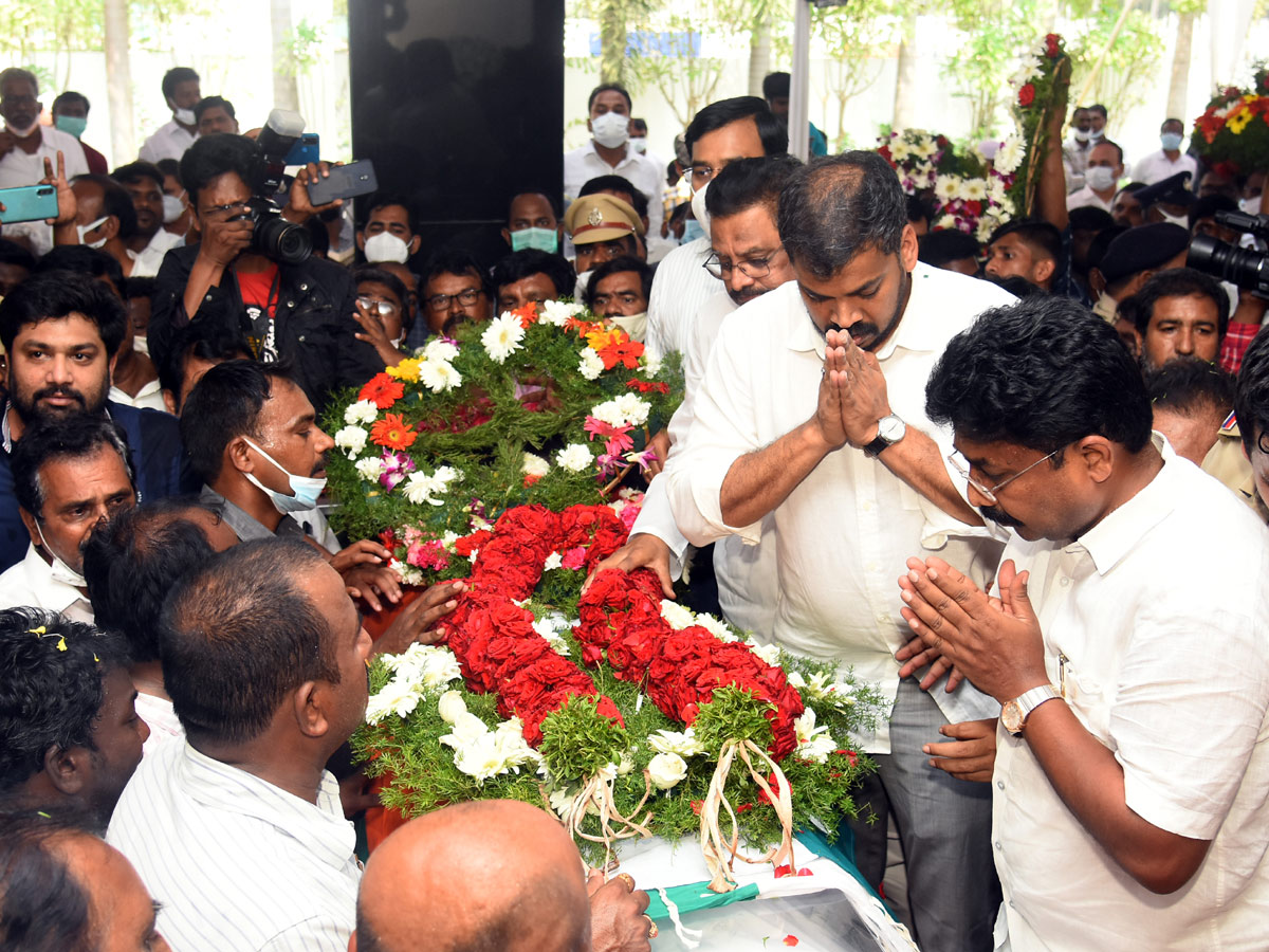 Mekapati Goutham Reddy: Condolence Pour In Nellore Photo Gallery - Sakshi1