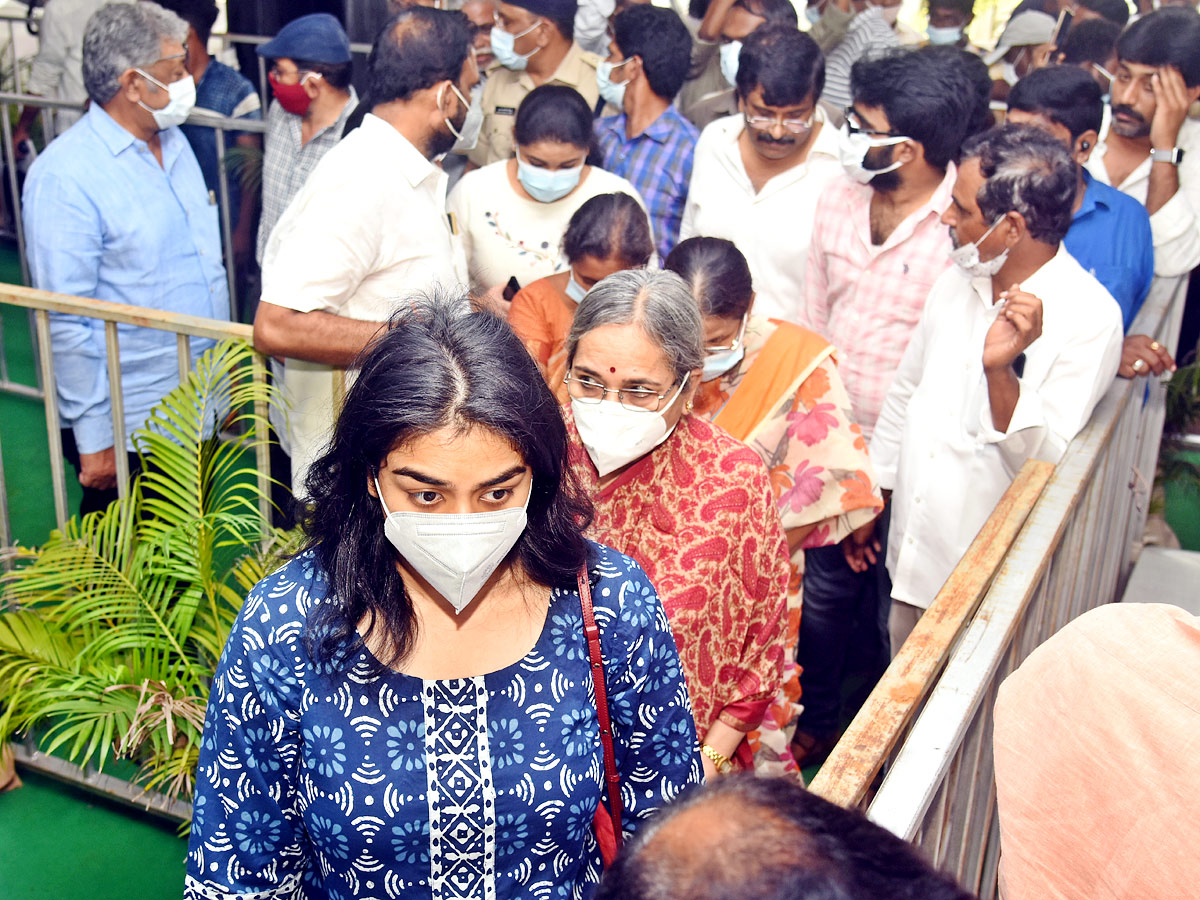 Mekapati Goutham Reddy: Condolence Pour In Nellore Photo Gallery - Sakshi14