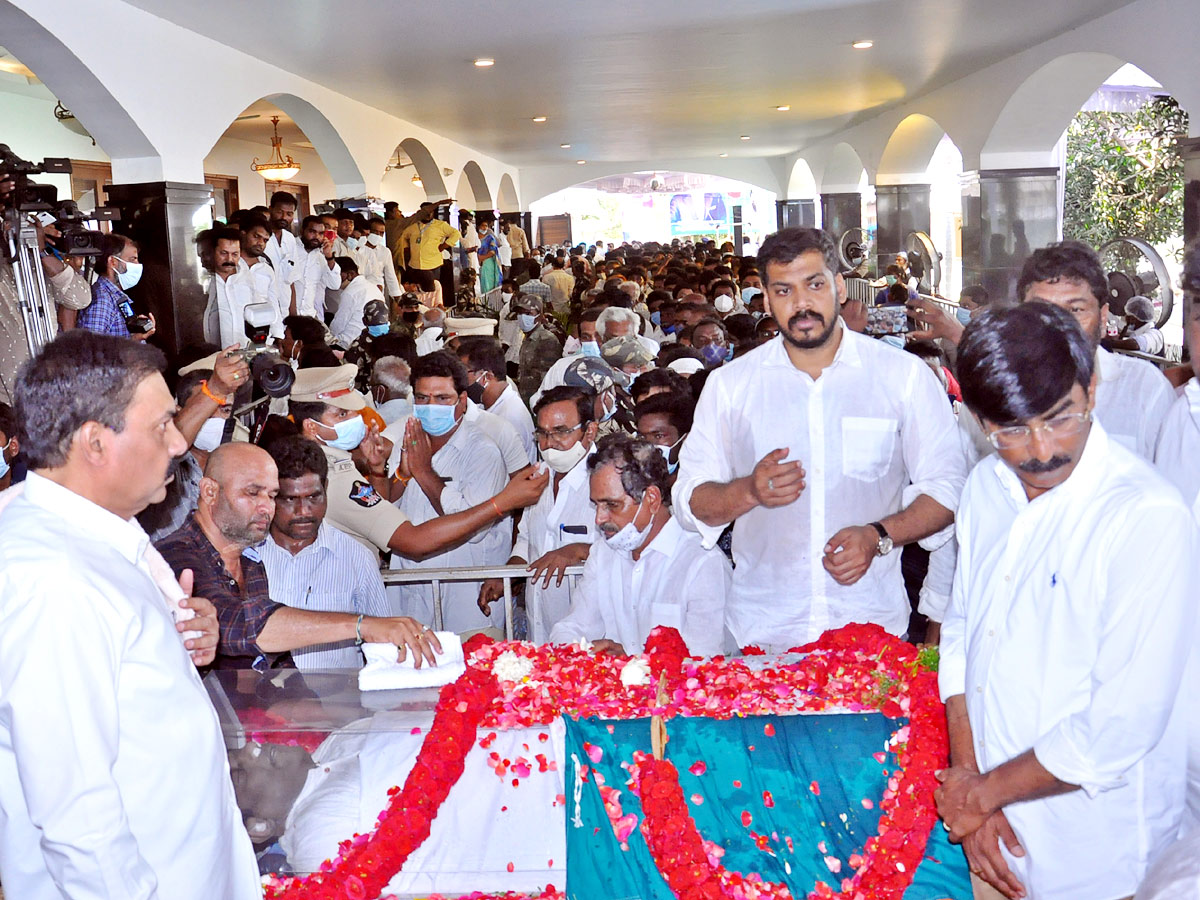 Mekapati Goutham Reddy: Condolence Pour In Nellore Photo Gallery - Sakshi16