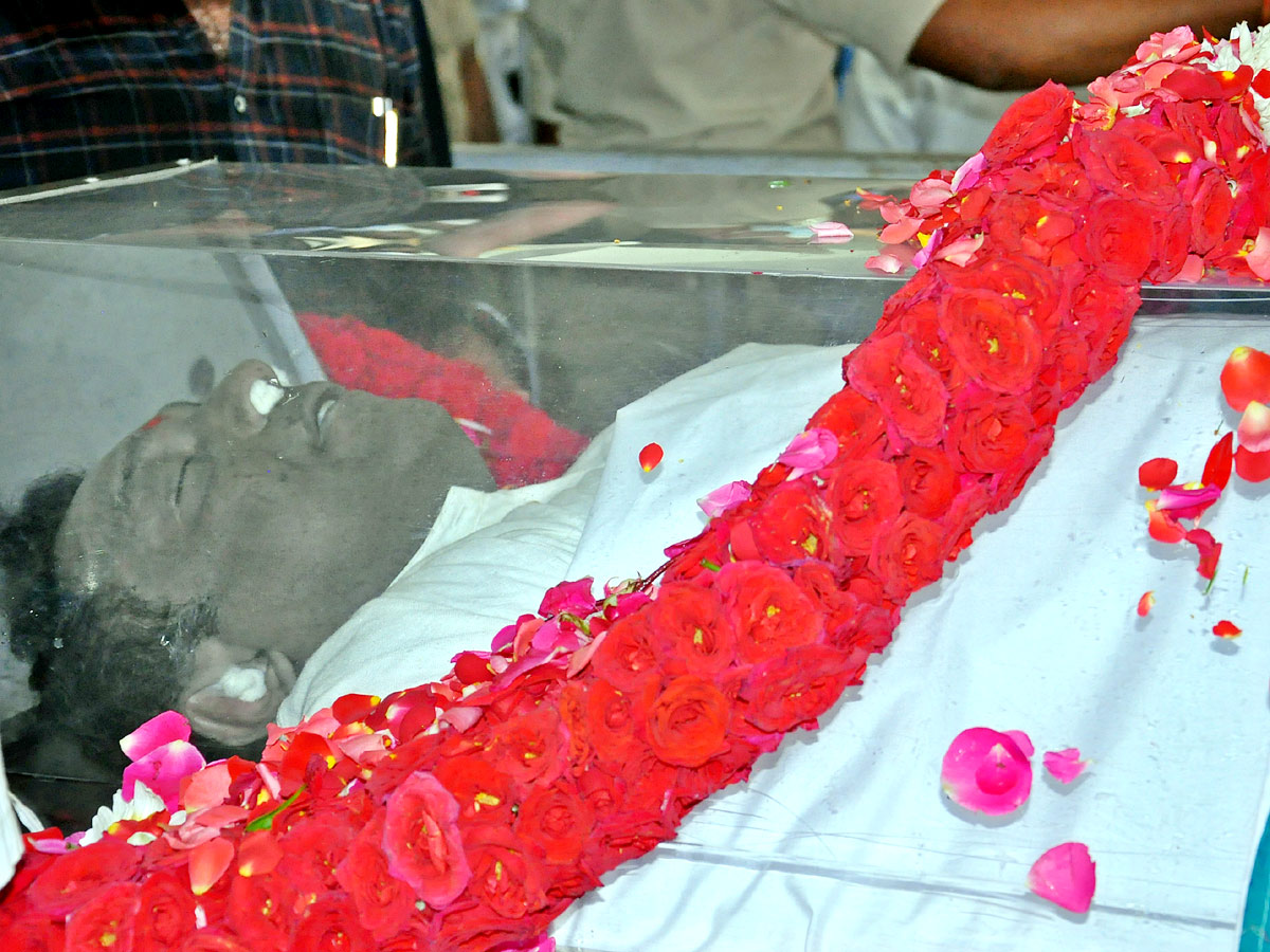 Mekapati Goutham Reddy: Condolence Pour In Nellore Photo Gallery - Sakshi17