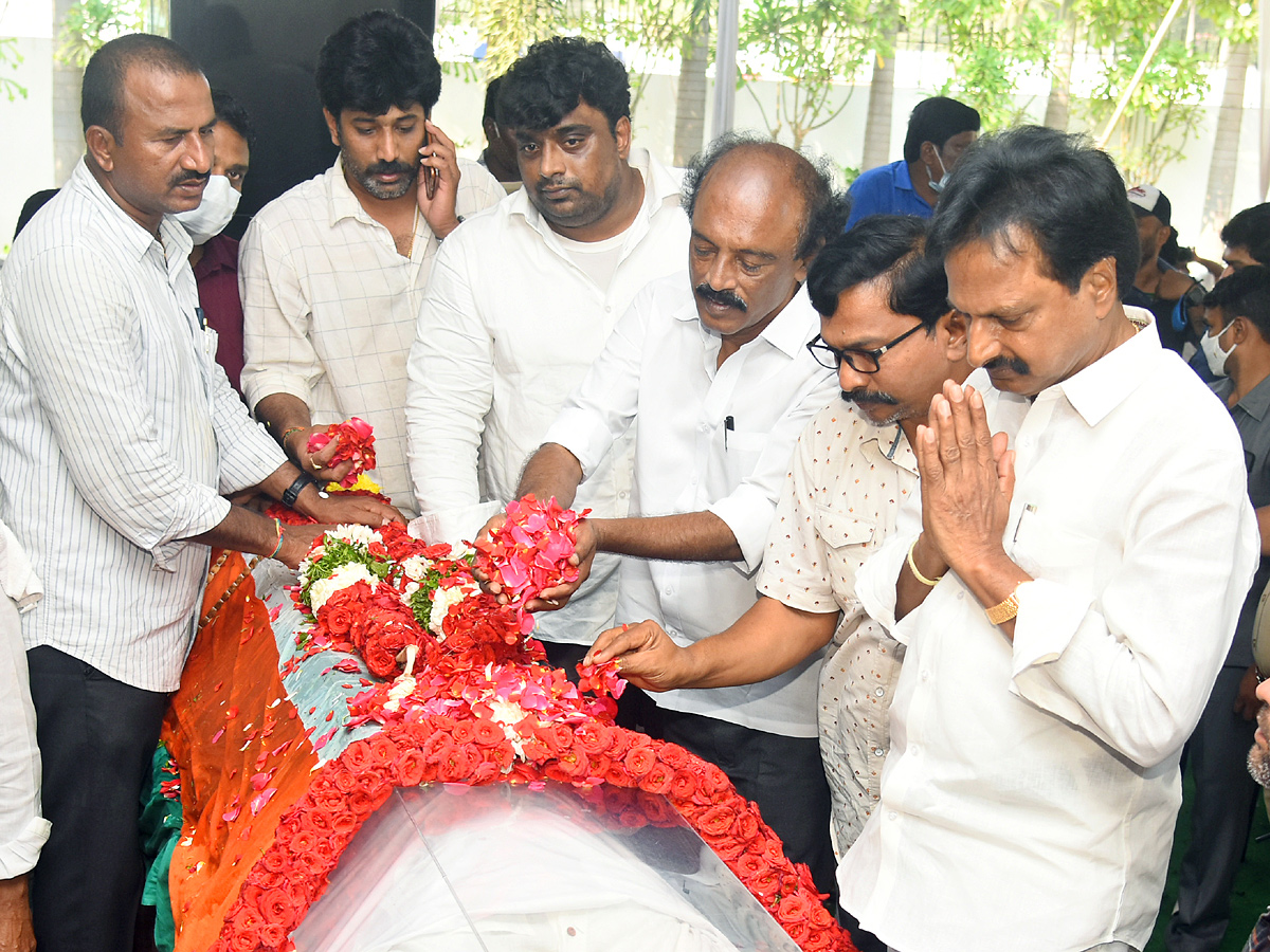 Mekapati Goutham Reddy: Condolence Pour In Nellore Photo Gallery - Sakshi52