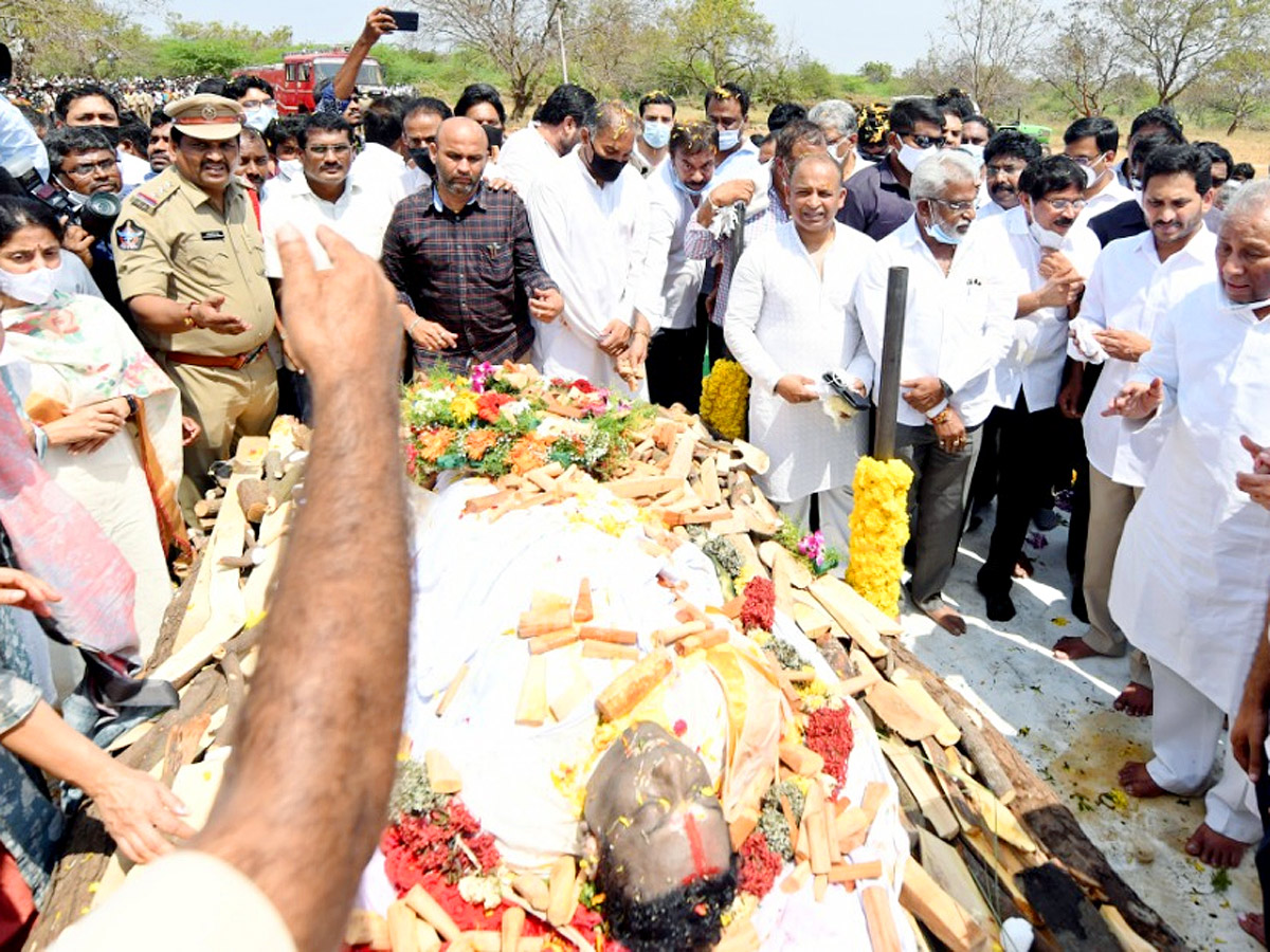 AP CM YS Jagan attends Minister Mekapati Goutham Reddy Funera - Sakshi15