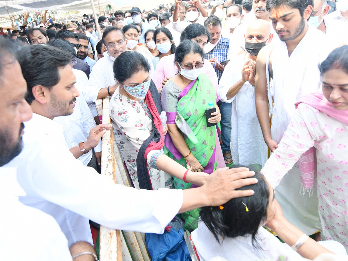 AP CM YS Jagan attends Minister Mekapati Goutham Reddy Funera - Sakshi16