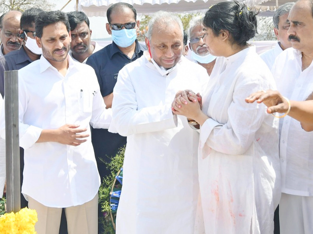 AP CM YS Jagan attends Minister Mekapati Goutham Reddy Funera - Sakshi18