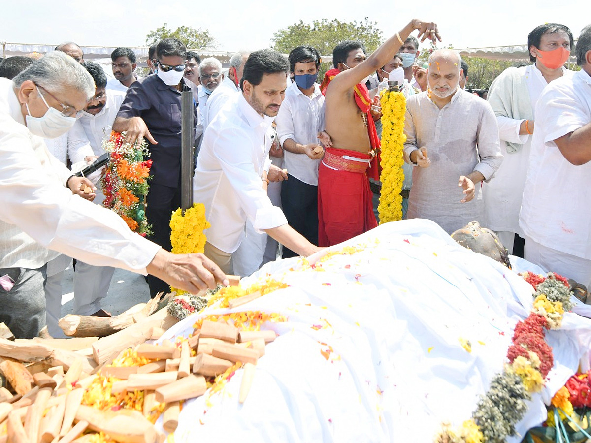 AP CM YS Jagan attends Minister Mekapati Goutham Reddy Funera - Sakshi2