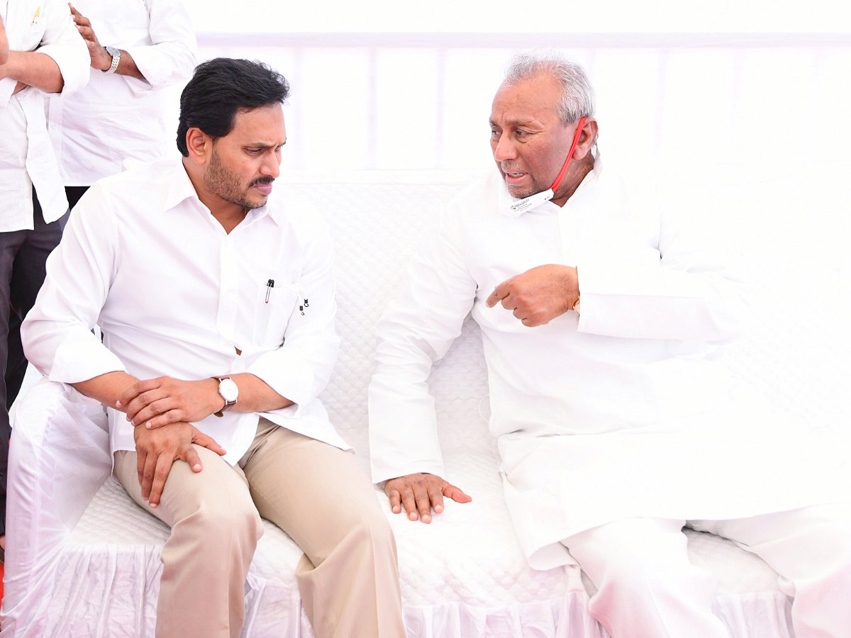 AP CM YS Jagan attends Minister Mekapati Goutham Reddy Funera - Sakshi21