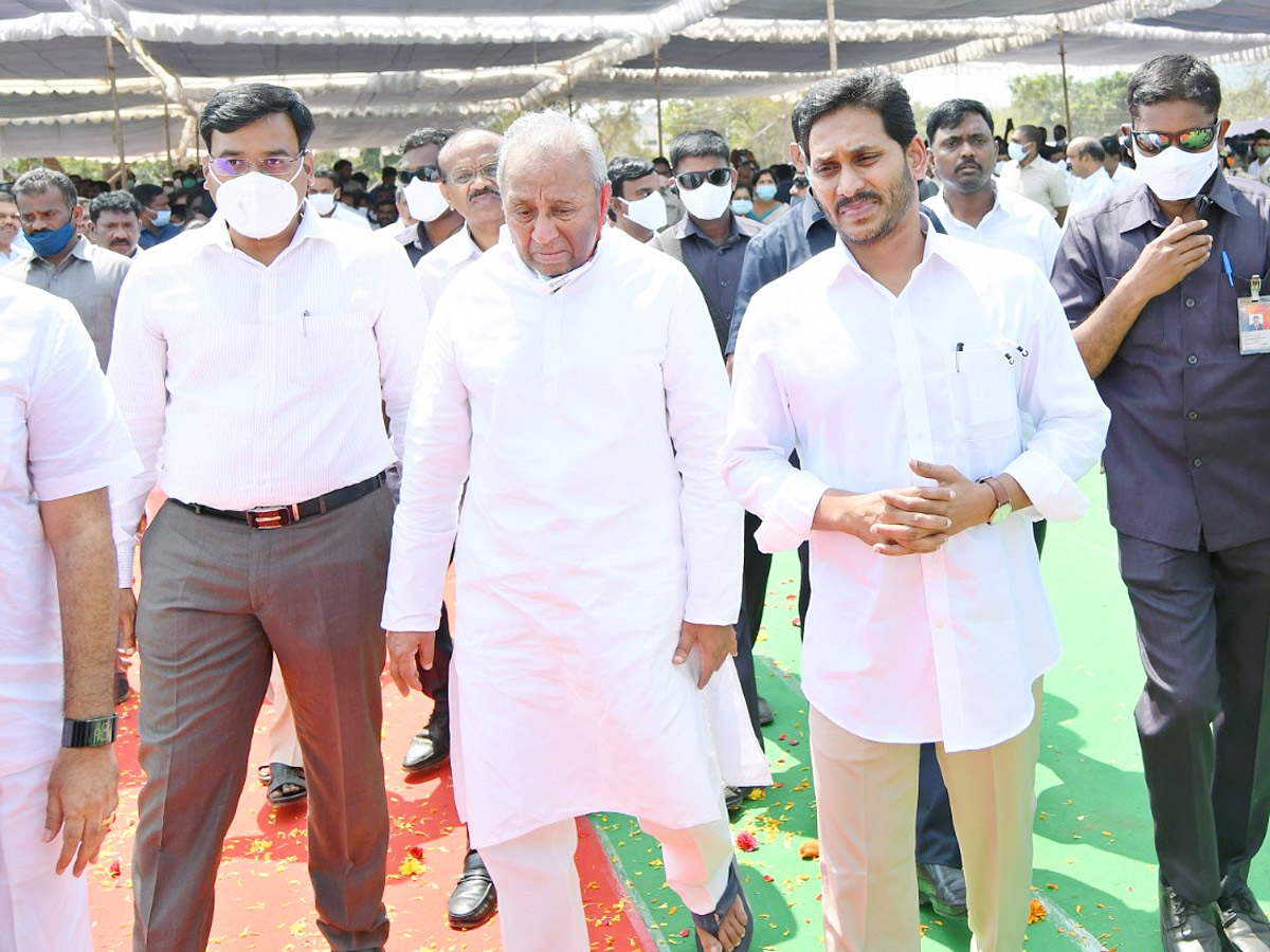 AP CM YS Jagan attends Minister Mekapati Goutham Reddy Funera - Sakshi22