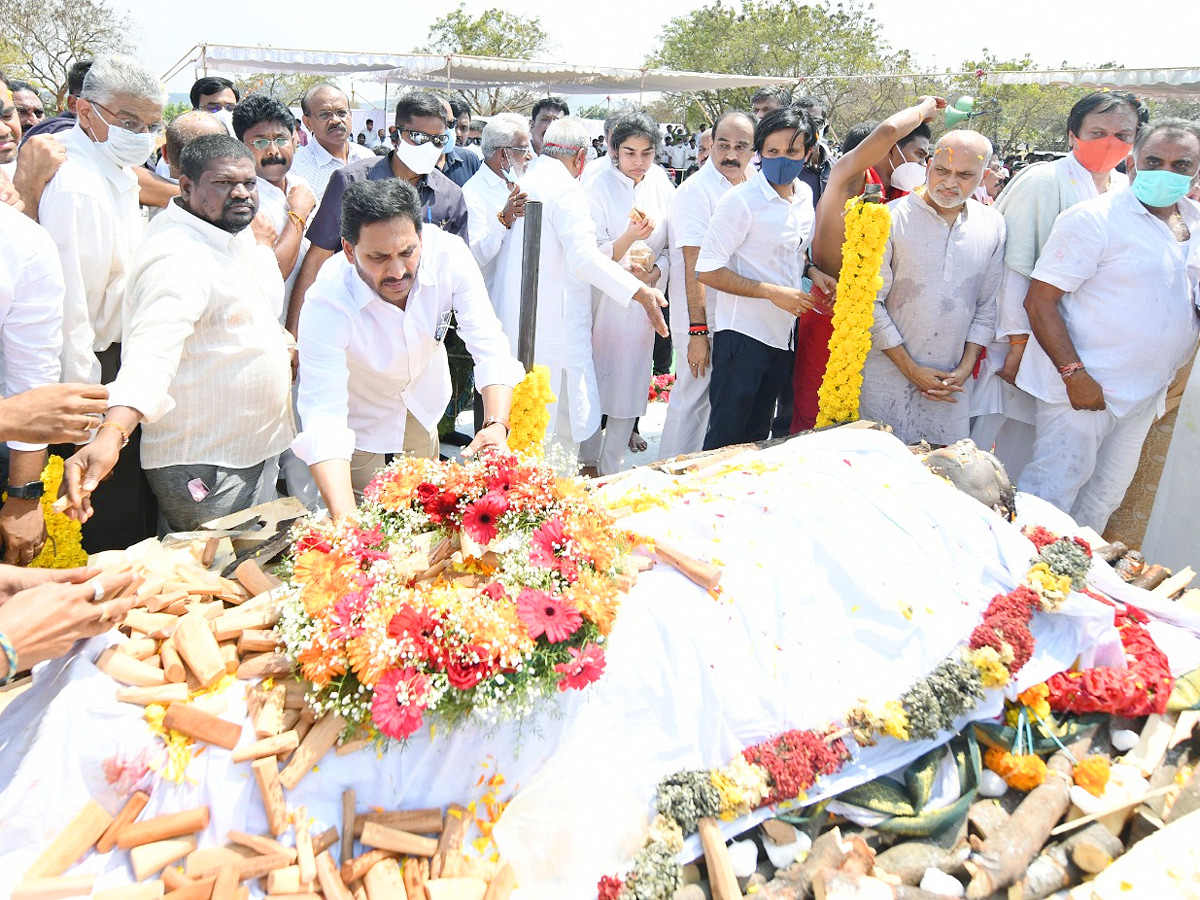 AP CM YS Jagan attends Minister Mekapati Goutham Reddy Funera - Sakshi4