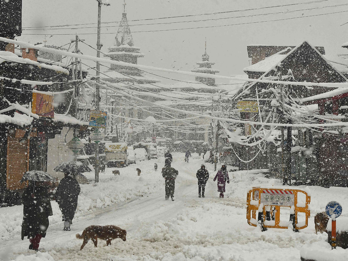 Heavy Snowfall in Jammu Kashmir Photo Gallery - Sakshi2