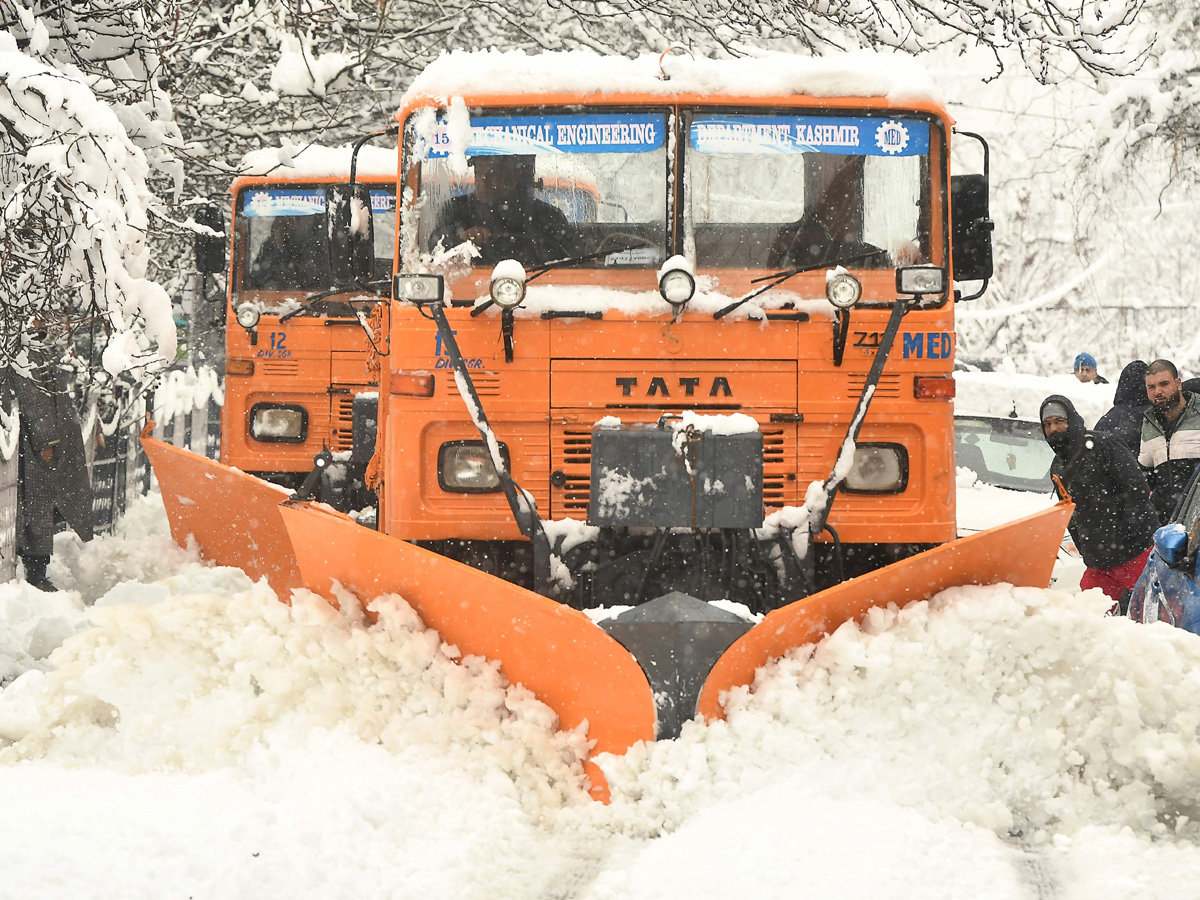 Heavy Snowfall in Jammu Kashmir Photo Gallery - Sakshi12