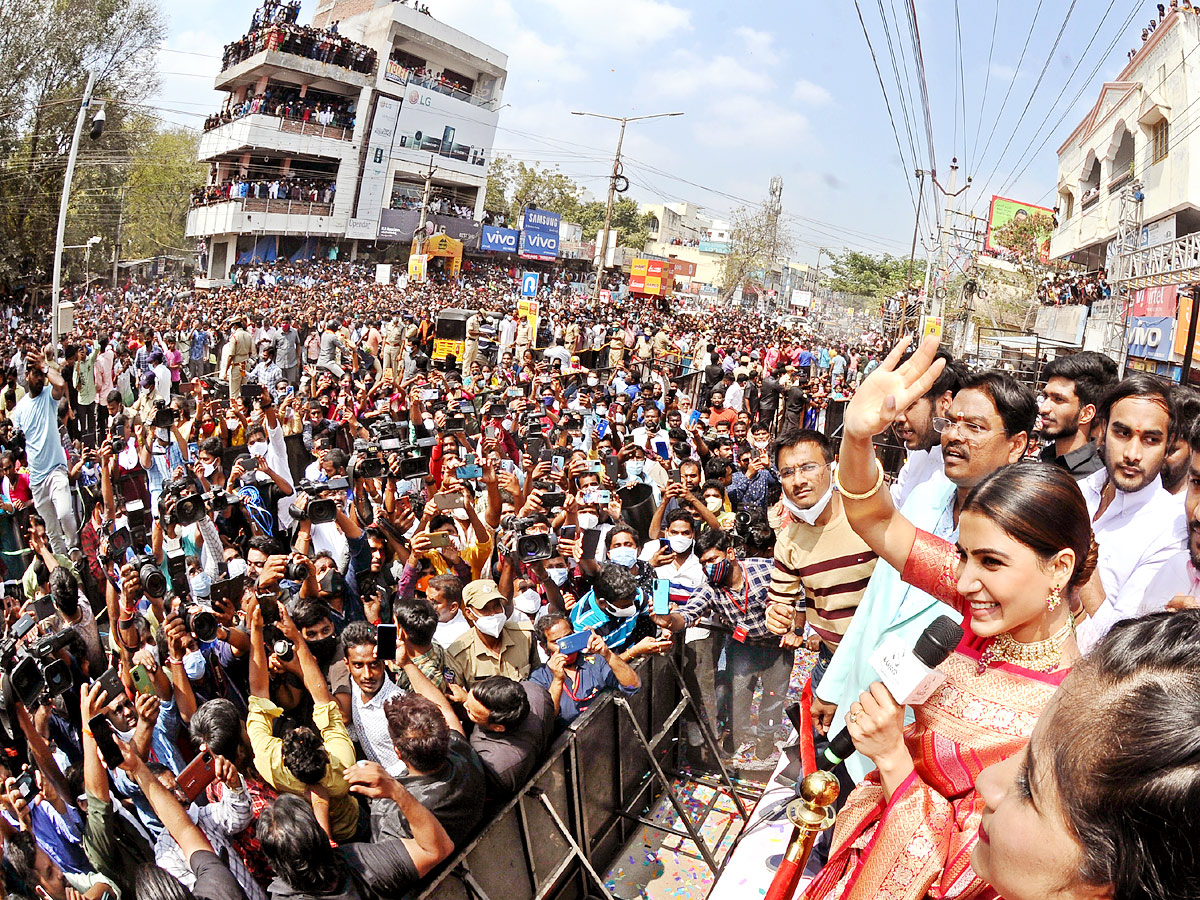 Heroine Samantha At Mangalya Shopping Mall Opening In Nalgonda Photo Gallery - Sakshi12