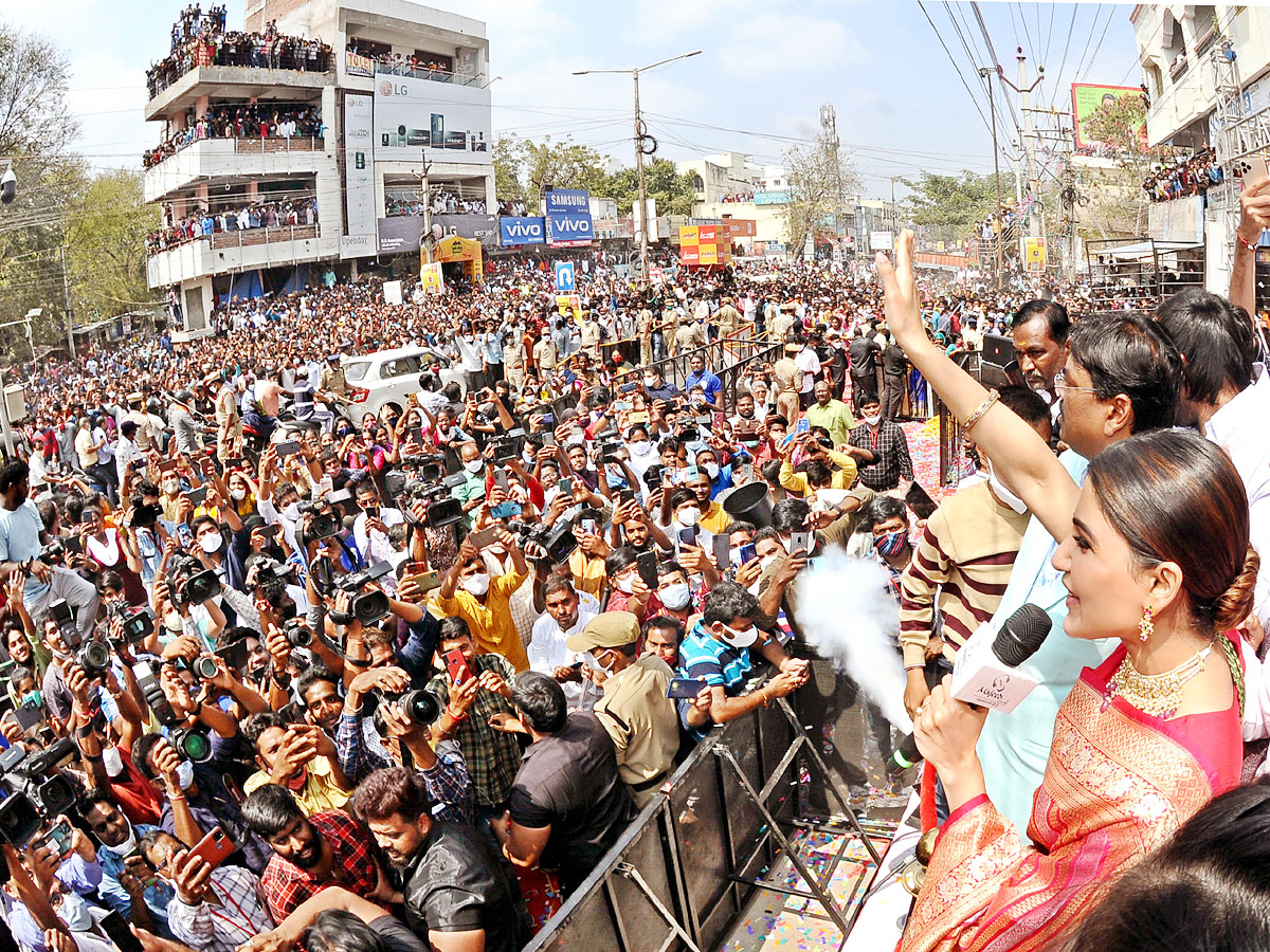 Heroine Samantha At Mangalya Shopping Mall Opening In Nalgonda Photo Gallery - Sakshi13