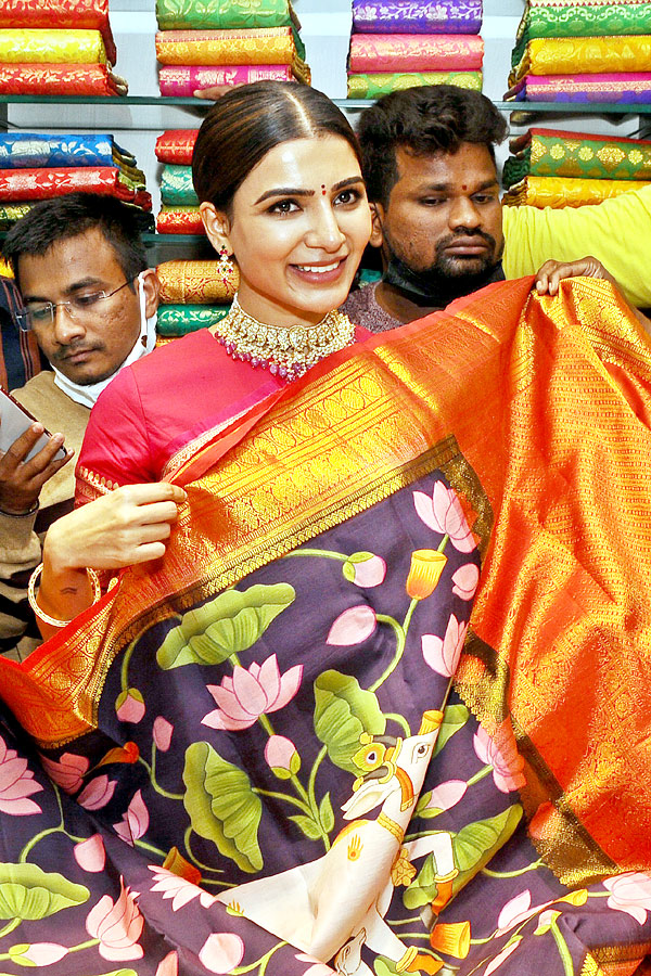 Heroine Samantha At Mangalya Shopping Mall Opening In Nalgonda Photo Gallery - Sakshi20