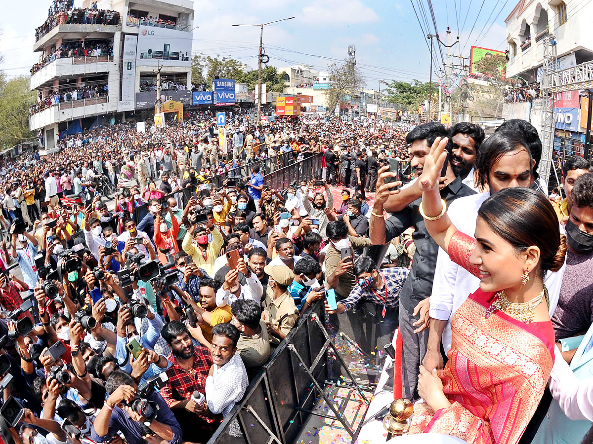 Heroine Samantha At Mangalya Shopping Mall Opening In Nalgonda Photo Gallery - Sakshi8