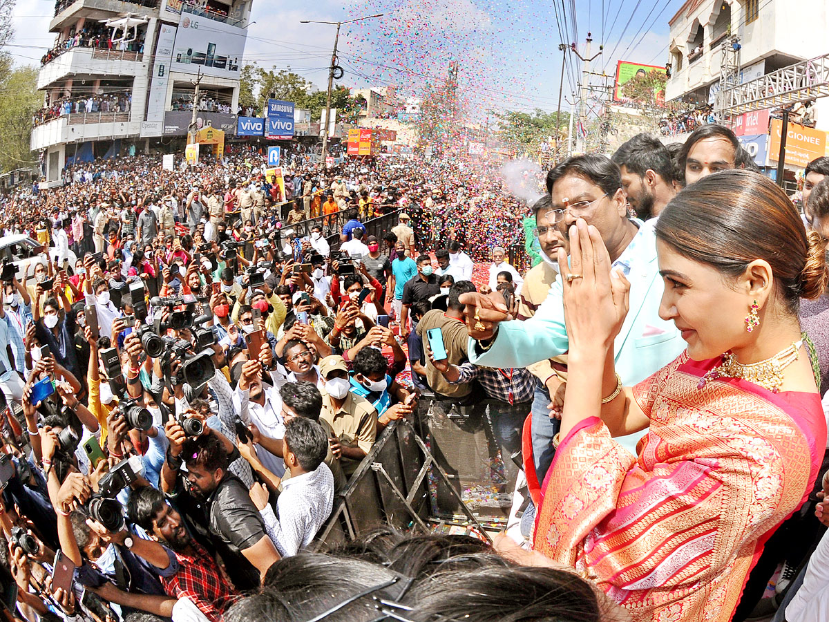 Heroine Samantha At Mangalya Shopping Mall Opening In Nalgonda Photo Gallery - Sakshi9