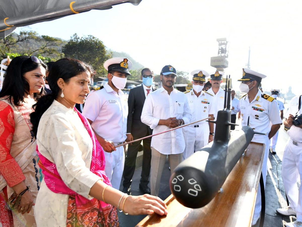 CM YS Jagan Visakhapatnam Tour Photo Gallery - Sakshi7