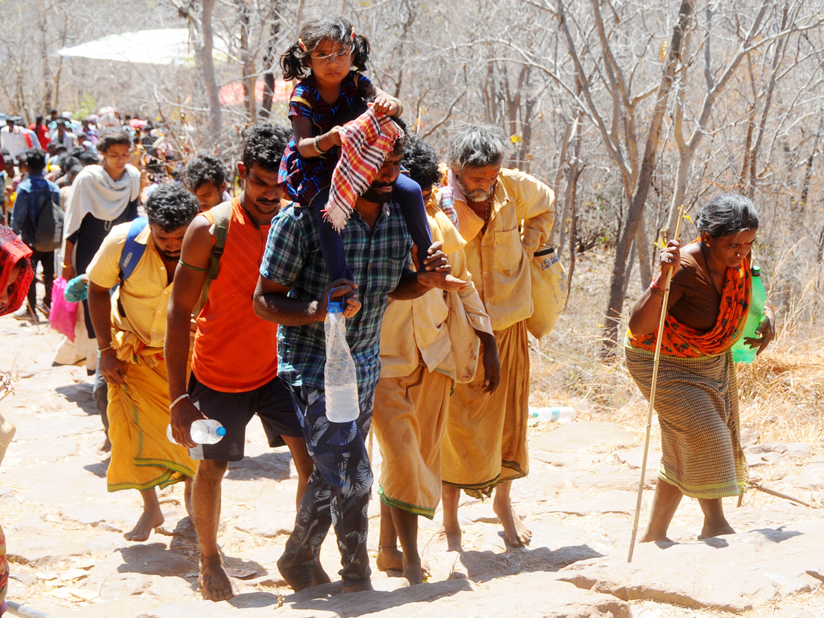 Lord Shiva Devotees Padayatra to Srisailam photo Gallery - Sakshi12