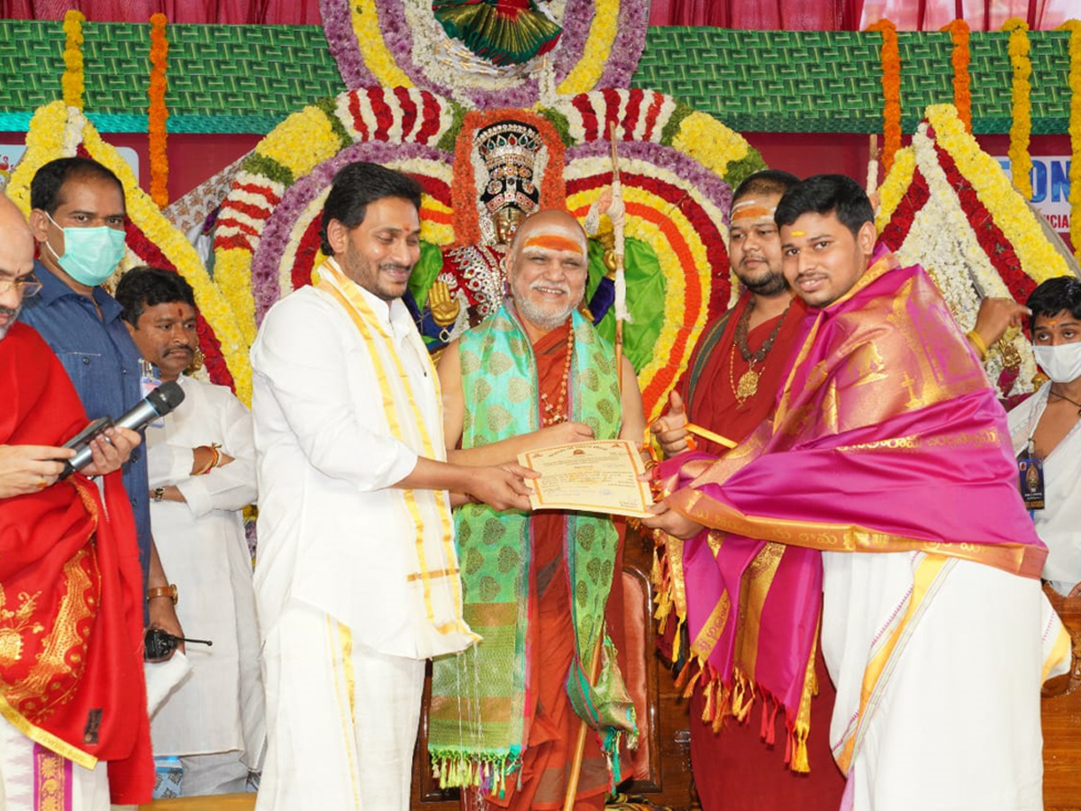 CM YS Jagan attends annual celebrations of Sri Sarada Peetham in Visakhapatnam Photo Gallery - Sakshi10