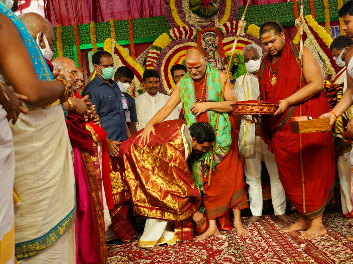 CM YS Jagan attends annual celebrations of Sri Sarada Peetham in Visakhapatnam Photo Gallery - Sakshi12