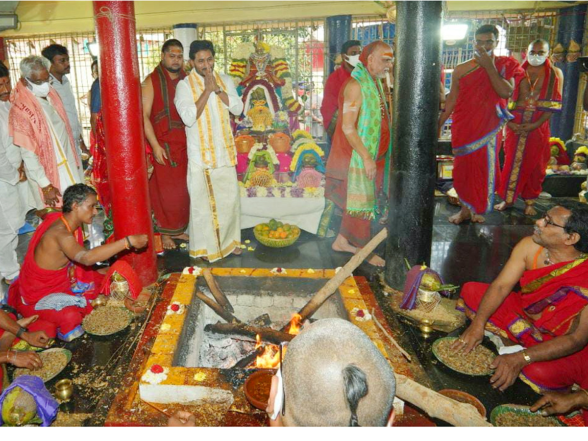 CM YS Jagan attends annual celebrations of Sri Sarada Peetham in Visakhapatnam Photo Gallery - Sakshi16