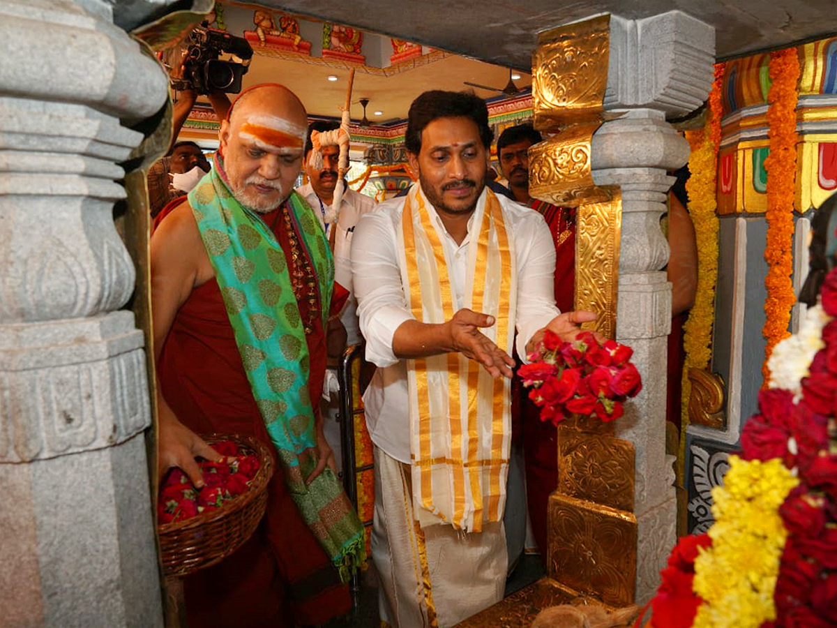 CM YS Jagan attends annual celebrations of Sri Sarada Peetham in Visakhapatnam Photo Gallery - Sakshi4