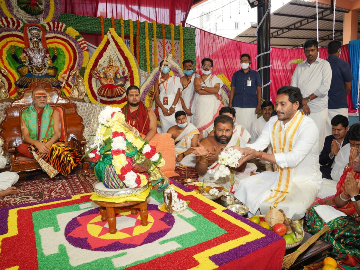 CM YS Jagan attends annual celebrations of Sri Sarada Peetham in Visakhapatnam Photo Gallery - Sakshi1