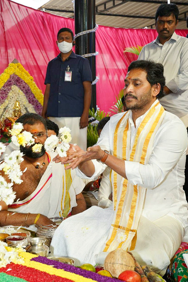 CM YS Jagan attends annual celebrations of Sri Sarada Peetham in Visakhapatnam Photo Gallery - Sakshi5