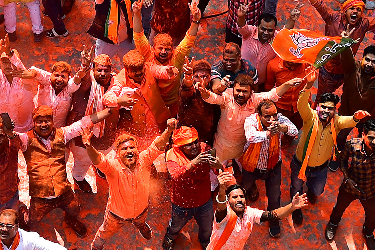 BJP workers celebrate in Lucknow   - Sakshi2