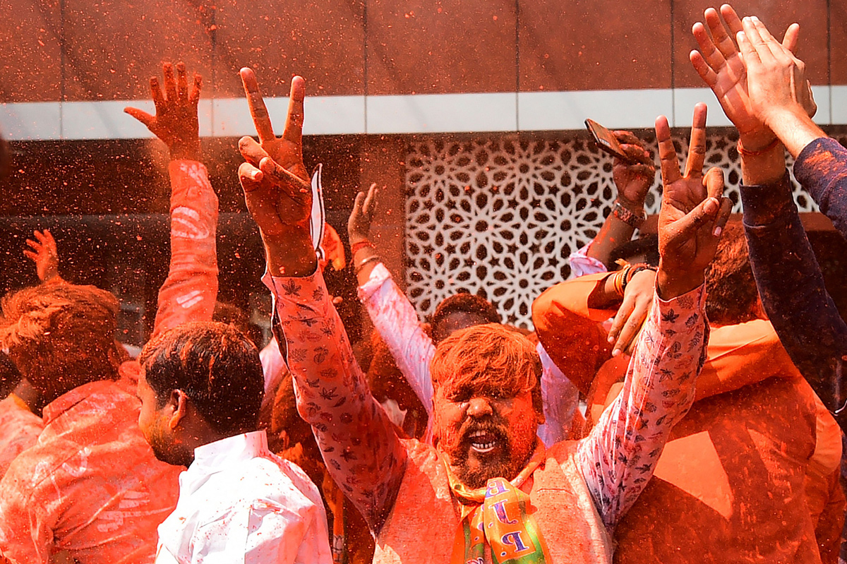 BJP workers celebrate in Lucknow   - Sakshi3