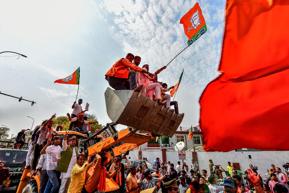 BJP workers celebrate in Lucknow   - Sakshi8