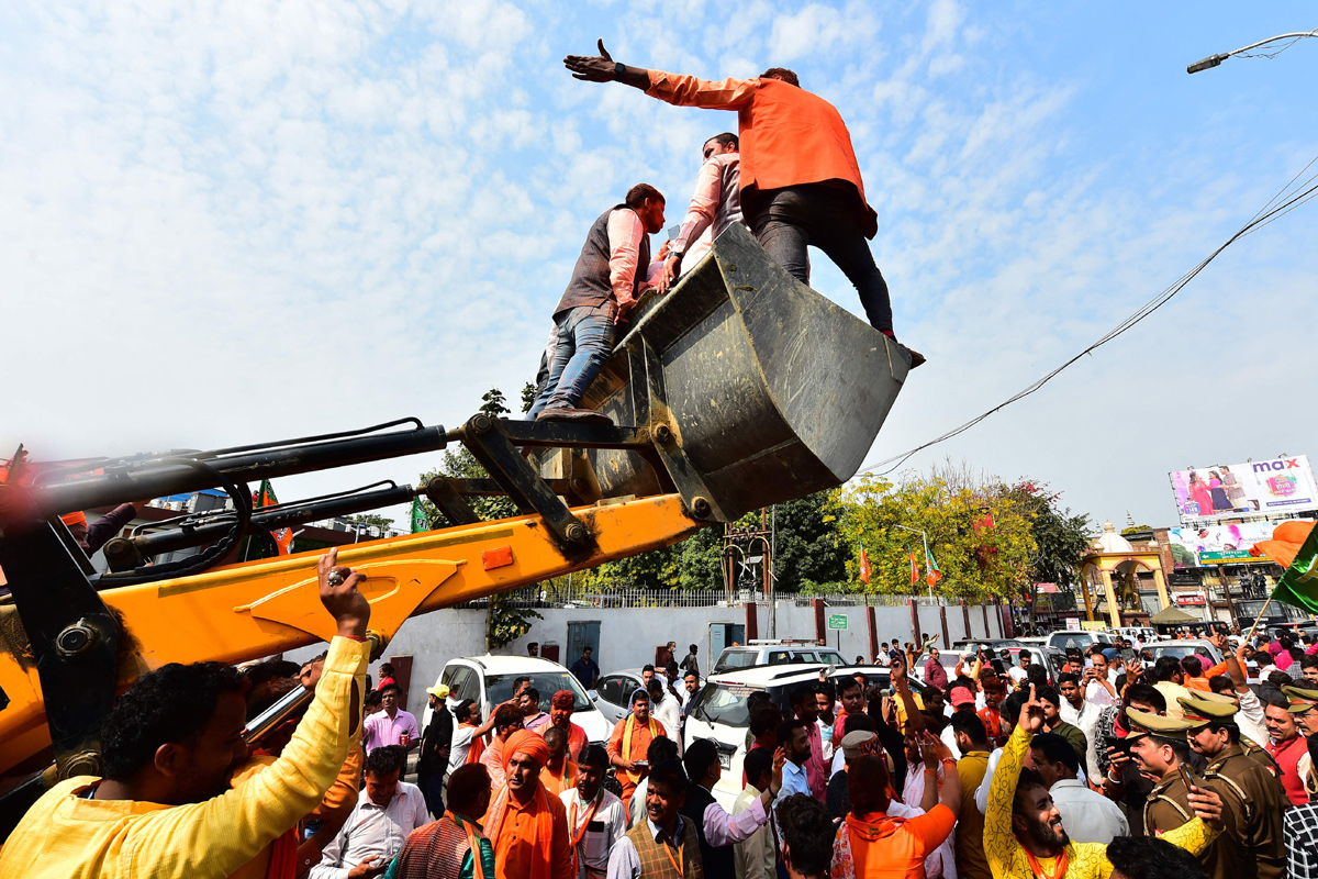 BJP workers celebrate in Lucknow   - Sakshi9