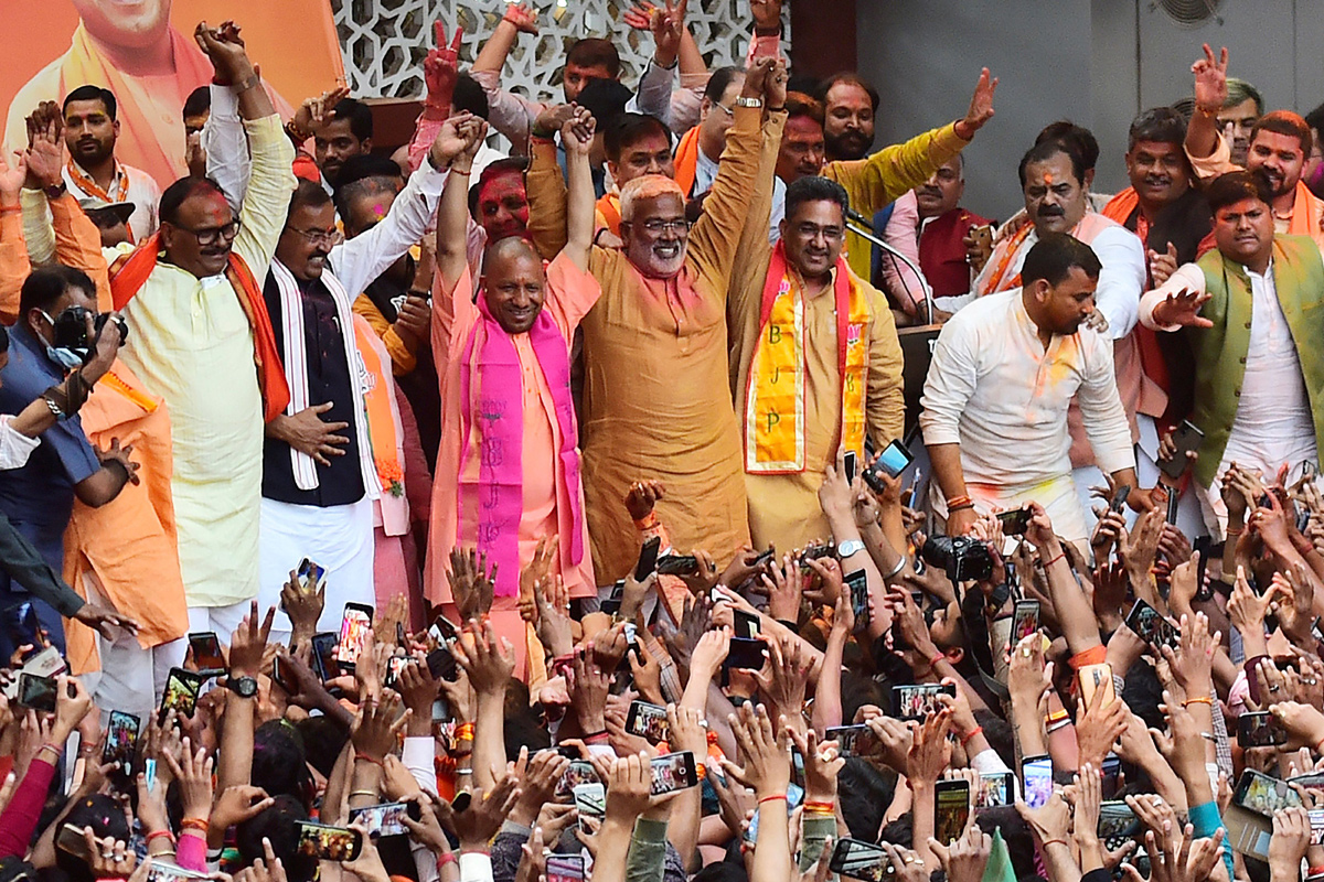 BJP workers celebrate in Lucknow   - Sakshi12