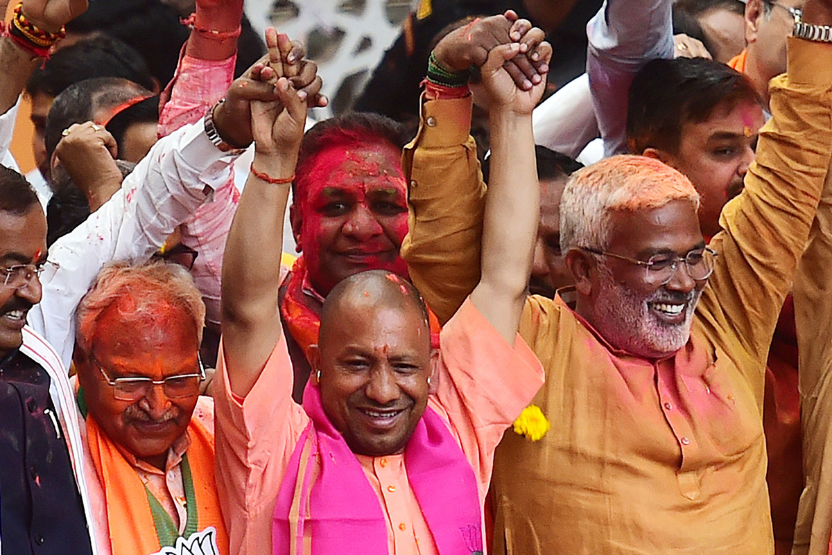 BJP workers celebrate in Lucknow   - Sakshi16