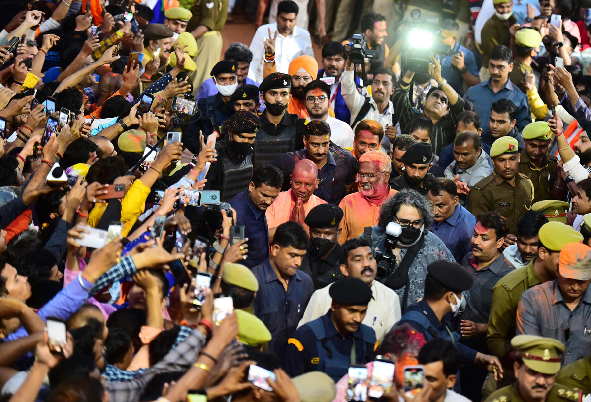 BJP workers celebrate in Lucknow   - Sakshi17