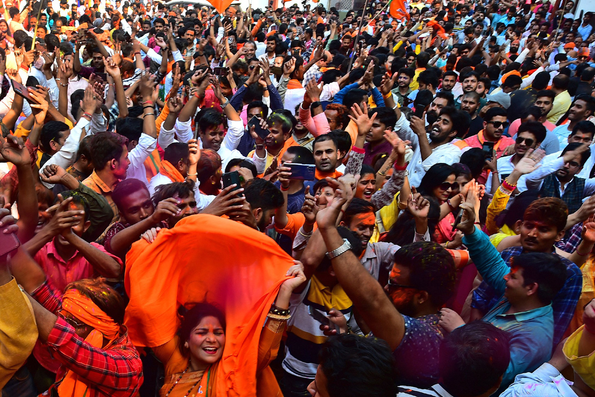 BJP workers celebrate in Lucknow   - Sakshi1