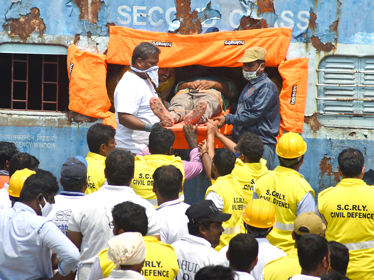 Train Accident Mock Drill In Vijayawada - Sakshi10