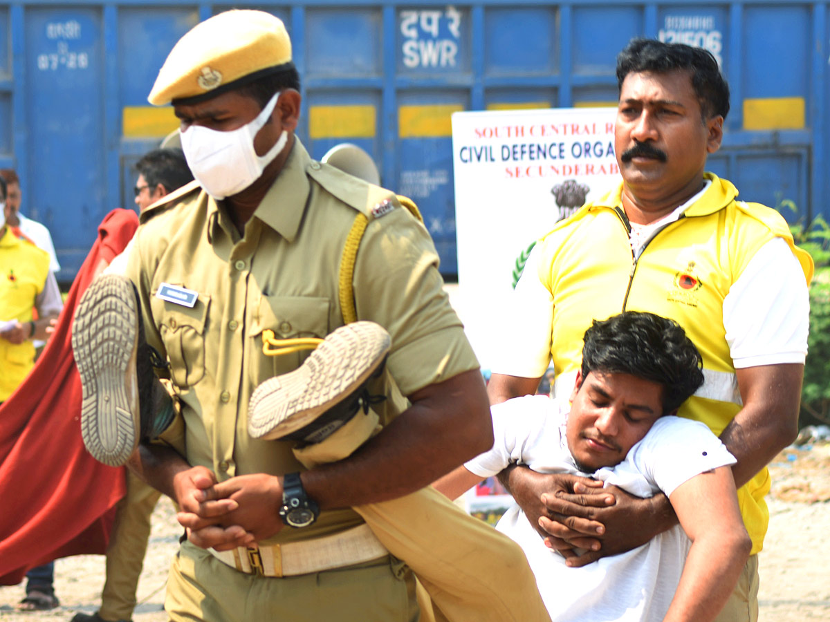 Train Accident Mock Drill In Vijayawada - Sakshi3