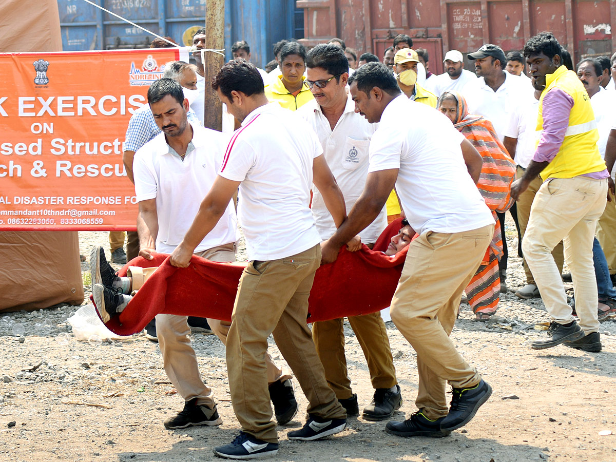 Train Accident Mock Drill In Vijayawada - Sakshi4