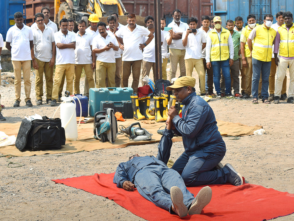 Train Accident Mock Drill In Vijayawada - Sakshi6